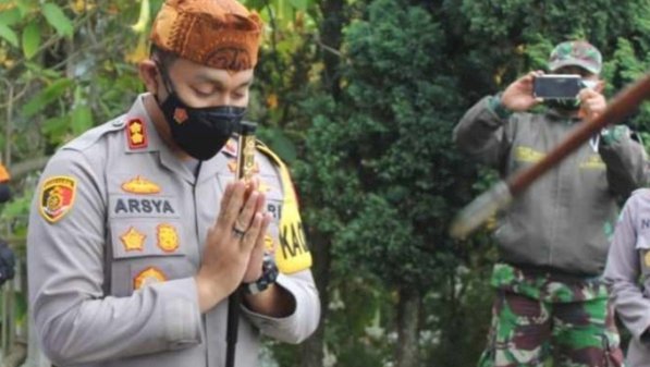 Kapolres Probolinggo, AKBP Teuku Arsya Kadhafi saat memantau jalannya Jazz Gunung di Gunung Bromo. /Ist