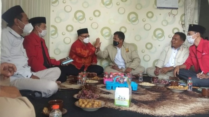 Plt Bupati Probolinggo, Timbul Prihanjoko saat tos bersama Ketua DPC Gerindra Kabupaten Probolinggo, Jon Junaidi/RMOLJatim
