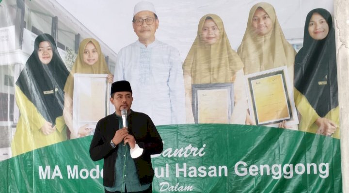 Gus Haris saat memberikan apresiasi pada Santri yang berhasil meraih medali emas. /RMOLJatim