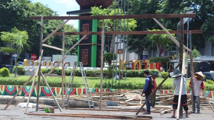 Sejumlah pedangang sibuk membangun lapak di dekat taman "Kota Tape"/RMOLJatim