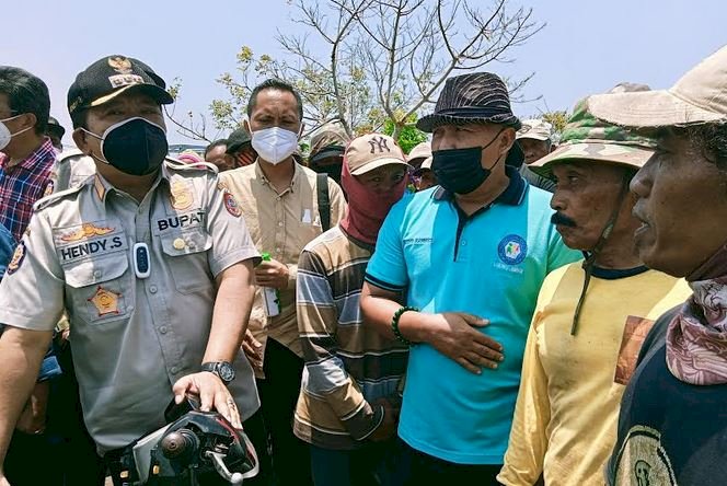 Bupati Jember Hendy Siswanto saat mengecek lokasi tambak dan menerima aspirasi warga/RMOLJatim