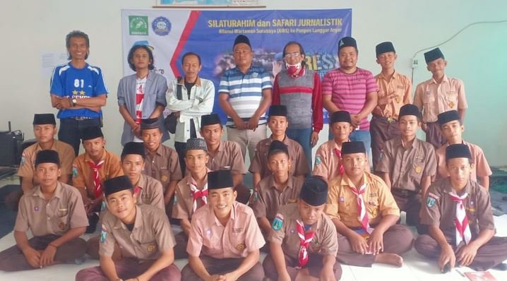 Aliansi Wartawan Surabaya (AWS) saat menggelar Silaturahmi dan Safari Jurnalistik di SMA Al - Mukhtar, Pondok Pesantren Langgar Anyar/Ist