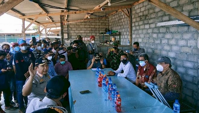 Bupati Jember Hendy Siswanto saat sidak di salah satu tempat usaha tambak di Desa Kepanjen/RMOLJatim