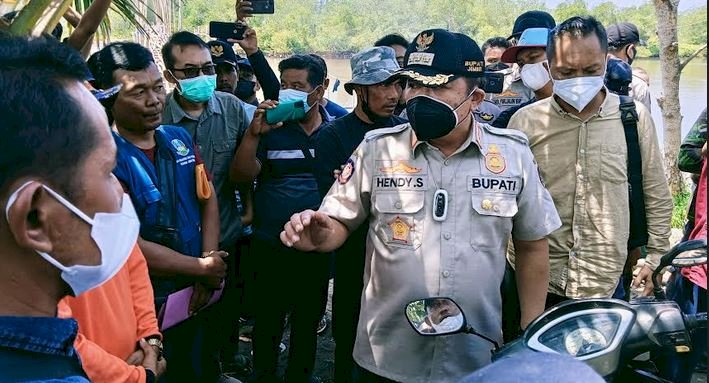 Bupati Jember, saat memberikan kepada Pokdarwis di Desa Mayangan/RMOLJatim