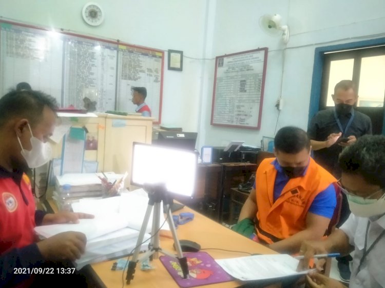 Andres Misanta Pribadi saat menjalani proses administrasi di Lapas Kelas I Surabaya/Ist