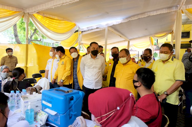 Wali Kota Eri saat meninjau vaksinasi di kantor DPD II Golkar Surabaya/RMOLJatim