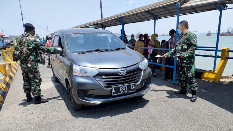 Anggota TNI saat membagikan brosur/ dispen AL