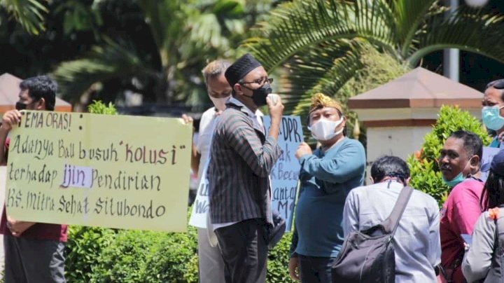 Warga Soak melakukan orasi di depan kantor DPRD Situbondo/RMOLJatim