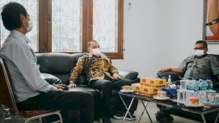 Hasto berdiskusi dengan Adi Sutarwidjono dan Eri Cahyadi/ ist