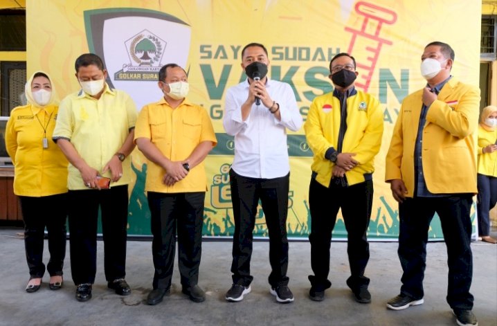 Wali Kota Eri bersama jajaran DPD Golkar Surabaya dan Jatim saat pelaksanaan vaksinasi massal/RMOLJatim