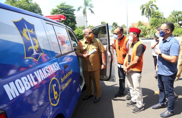 Hendro Gunawan saat melihat kondisi ambulans untuk pinjam pakai kepada Pemkot Surabaya/RMOLJatim