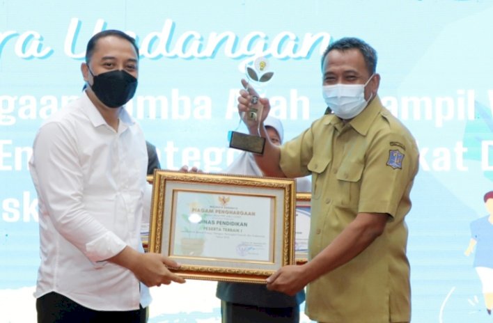 Wali Kota Eri menyerahkan penghargaan kepada Kadispendik Surabaya Supomo sebagai pemenang juara 1 Lomba Klinik Hemat Energi/RMOLJatim