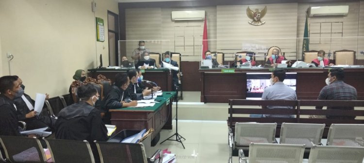 Dua penyidik Ditipikor Bareskrim Polri, Iptu Burhanuddin dan Ipda Ray Virdona saat bersaksi di sidang jual beli jabatan Bupati Nganjuk Novi Rahman Hidayat/RMOLJatim