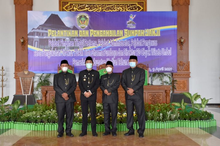   Direktur Utama Perumdam Tirta Dharma Purabaya Sumariyono bersama Bupati dan wakil Bupati dalam suatu acara/Ist