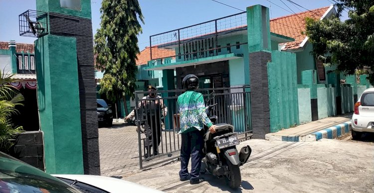  Polisi saat berjaga-jaga di Kantor Dinas Kesehatan Kabupaten Probolinggo/RMOLJatim