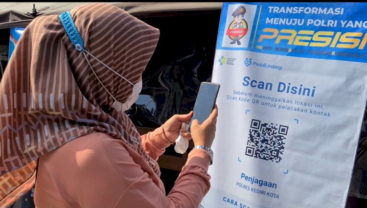  Masyarakat Melakukan Barcode PeduliLindungi di Polres Kediri Kota/RMOLJatim