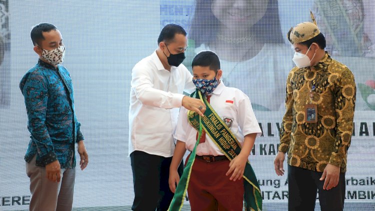 Wali Kota Eri menyerahkan penghargaan kepada finalis Pangeran Lingkungan Hidup Tahun 2021/RMOLJatim