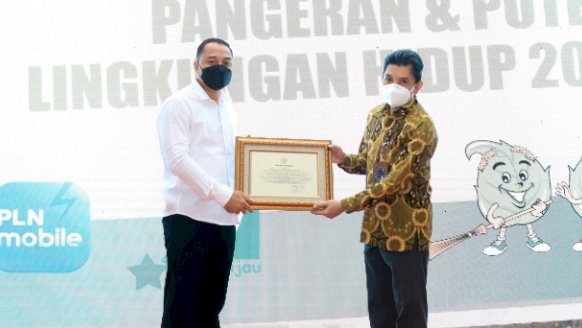 Wali Kota Eri saat memberikan piagam penghargaan kepada Muhammad Zamroni/RMOLJatim