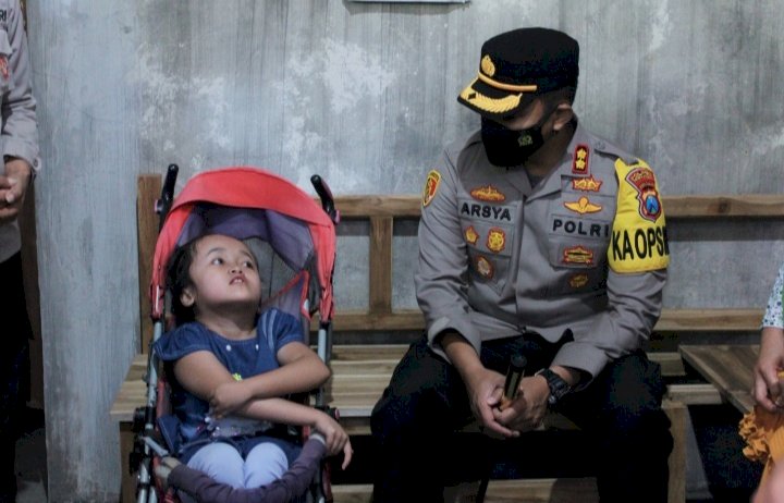 Kapolres Probolinggo, AKBP Teuku Arsya Kadhafi saat berbincang dengan anak. /RMOLJatim