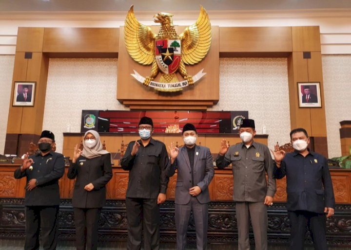 Wabup Sugirah, Bupati Ipuk, Ketua DPRD Made Cahyana, Wakil Ketua Ali Mahrus, Michael Edy Hariyanto, dan Ruliyono usai rapat paripurna/RMOLJatim