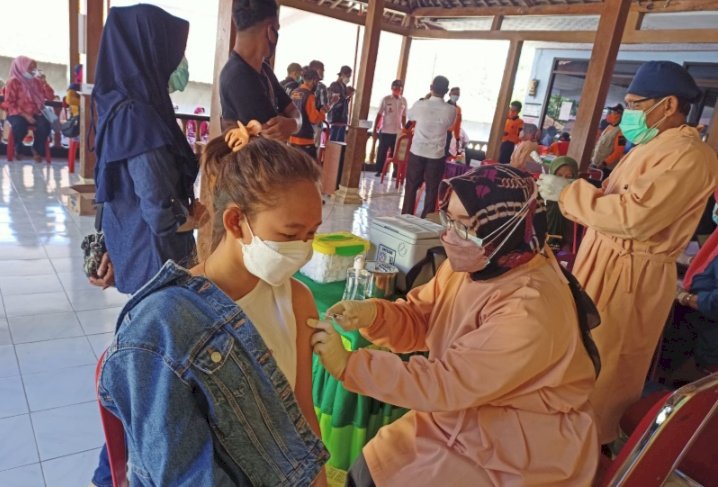 Kegiatan vaksinasi di desa Segulung kecamatan Dagangan kabupaten Madiun dengan doorprize bibit cengkeh dan kambing.