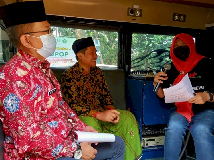 Kepala Dinas Komunikasi dan Informatika Provinsi Jawa Timur, Drs Benny Sampirwano MSi (kiri), bersama Sekretaris Program One Pesantren One Product (OPOP), Mohammad Ghofirin S.Pd, M.Pd (dua dari kiri), saat talkshow di Radio Mayangkara FM, Selasa (28/9/2021)/Ist