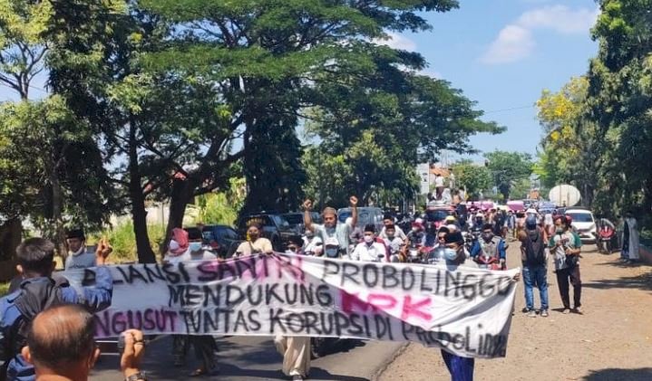 Ratusan santri melakukan long march menuju Kantor DPRD Kabupaten Probolinggo/RMOLJatim