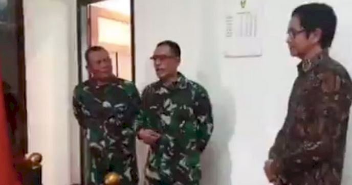 Musisi Addie MS saat menemui Kepala Penerangan Kostrad Kolonel Inf Heryantana/Net