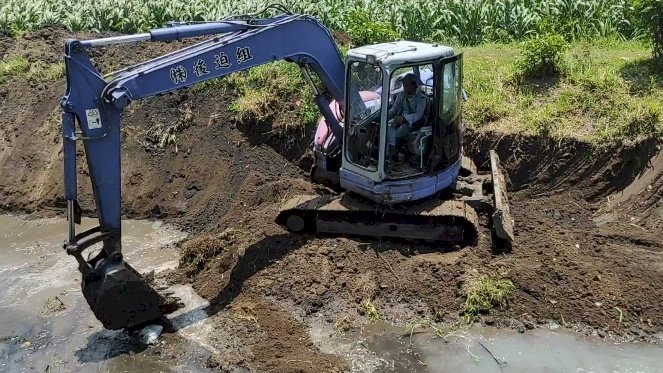 Dinas PUPR Kota Kediri melakukan pengerukan sungai