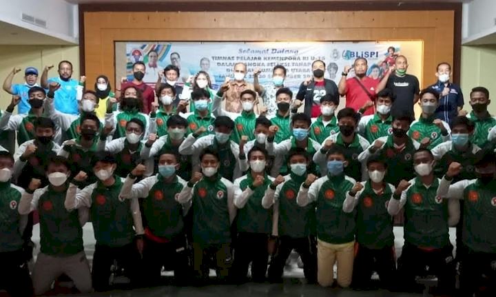 Sesi foto bersama Timnas Pelajar Kemenpora U15 di Hotel Razz Convention Center, Medan/RMOLJatim