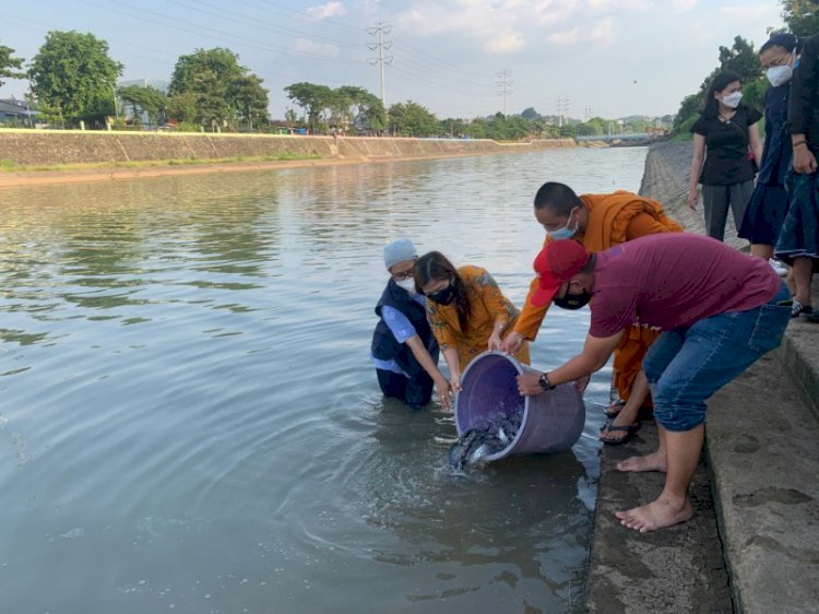 Aksi peduli Komunitas Lintas Agama dengan menebar benih ikan di Kali Banjir Kanal Semarang/ RMOL Jateng 