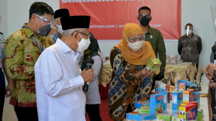 Ma'ruf Amin dan Khofifah saat meninjau kawasan industri halal di Sidoarjo