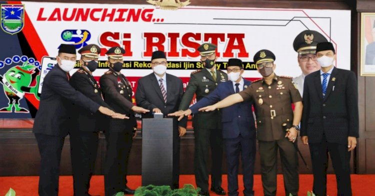 Para forkopimda menekan tombol sebagai launching aplikasi Si Rista. /RMOLJatim