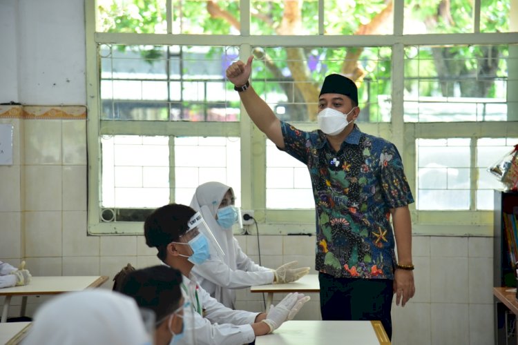  Wali Kota Eri saat mengajar di SMPN 1 Surabaya/RMOLJatim