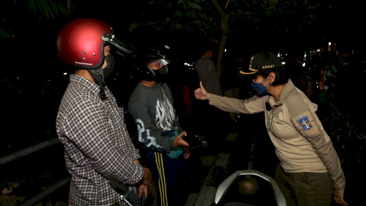 Linda mengacungi jempol pada anak muda yang nongkrong tp tetap gunakan masker/RMOLJatim