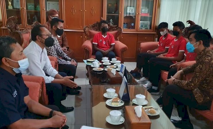 Gibran berikan motivasi pemain Seleknas asal Surakarta di Kantor Balaikota Surakarta Solo/Ist