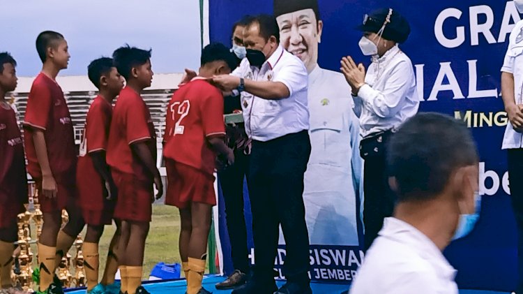 Foto Bupati Jember saat Acara pemberian hadiah piala Soeratin di Stadion Jember Sport Garden (JSG)/RMOLJatim