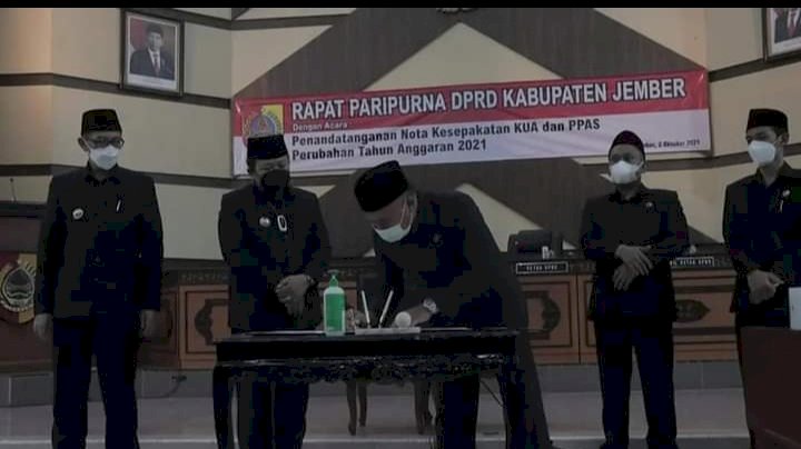 Bupati Jember Hendy Siswanto bersama ketua DPRD Jember, itqon Syauqi, saat pengesahan KUA PPAS 2021