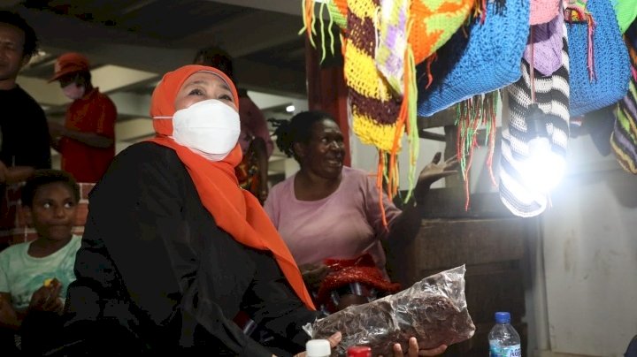 Khofifah saat berbelanja/ ist