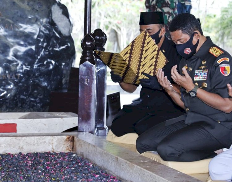 Pangdam V Brawijaya Mayor Jendral TNI Suharyanto saat berziarah ke makam Bung Karno, Senin (4/10)/Ist