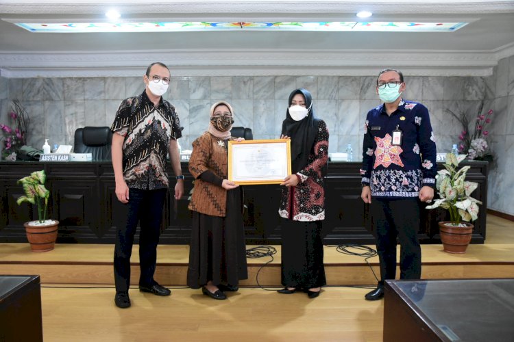   Bupati Mojokerto Ikfina Fahmawati menerima sertifikat penghargaan penilaian sistem merit dari KASN/Ist