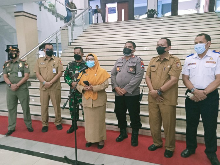Plt Kepala Dinas Kesehatan Kabupaten Jember, dr. Lilik Lailiyah bersama tim Satgas Covid-19/RMOLJatim