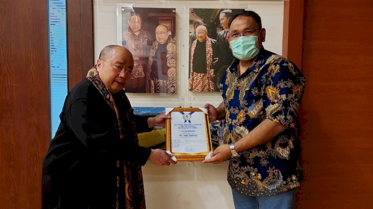 Direktur Biro Informasi Publik APRCPRK, Teguh Santosa menyerahkan sertifikat penghargaan “Life Membership” ke Jaya Suprana/Ist