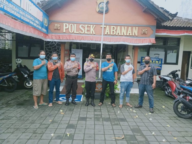 Para polisi Probolinggo berhasil mengamankan pelaku penusukan saat pose di depan Polsek Tabanan Bali/Ist