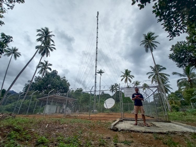    Seorang warga beraktivitas di dekat infrastruktur jaringan 4G USO yang dikelola XL Axiata di Desa Mekar Jaya, Bunguran Barat, Natuna/Ist   