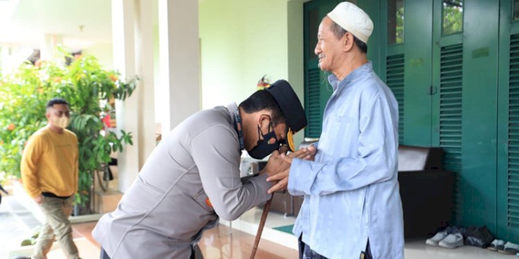 Kapolda Jatim Irjen Nico Afinta saat sowan ke KH. Agoes Ali Mashudi atau Gus Ali/Ist