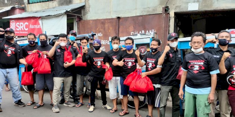  Relawan Sahabat ganjar memberi bantuan sembako kepada pelaku UMKM/Ist