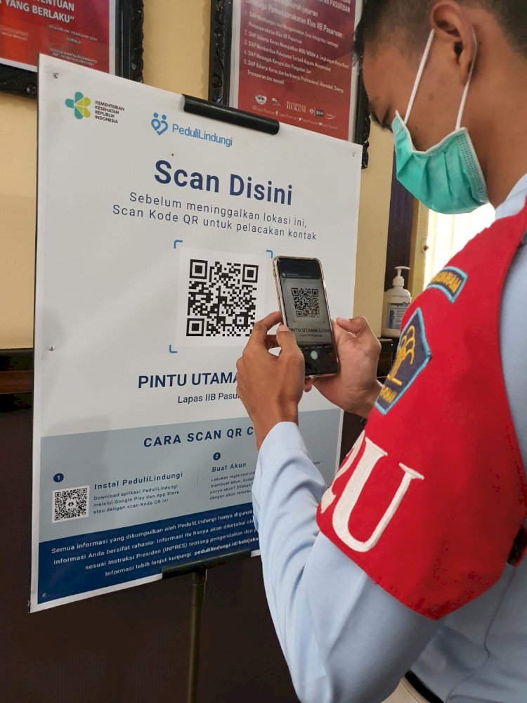 Petugas lapas saat melakukan scan barcode di aplikasi Peduli Lindungi/Ist 