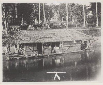  Rumah rakit sekalian menjadi warung di tahun 1900 di Sungai Musi Palembang. (collections in the KITLV Digital Image Library/rmolsumsel.id)