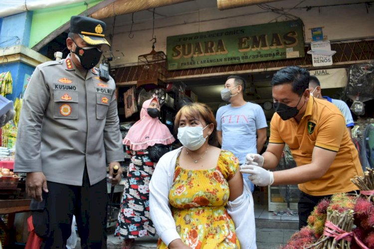 Kapolresta Sidoarjo Kombes Pol Kusumo Wahyu Bintoro saksikan vaksinasi pedagang/RMOLJatim